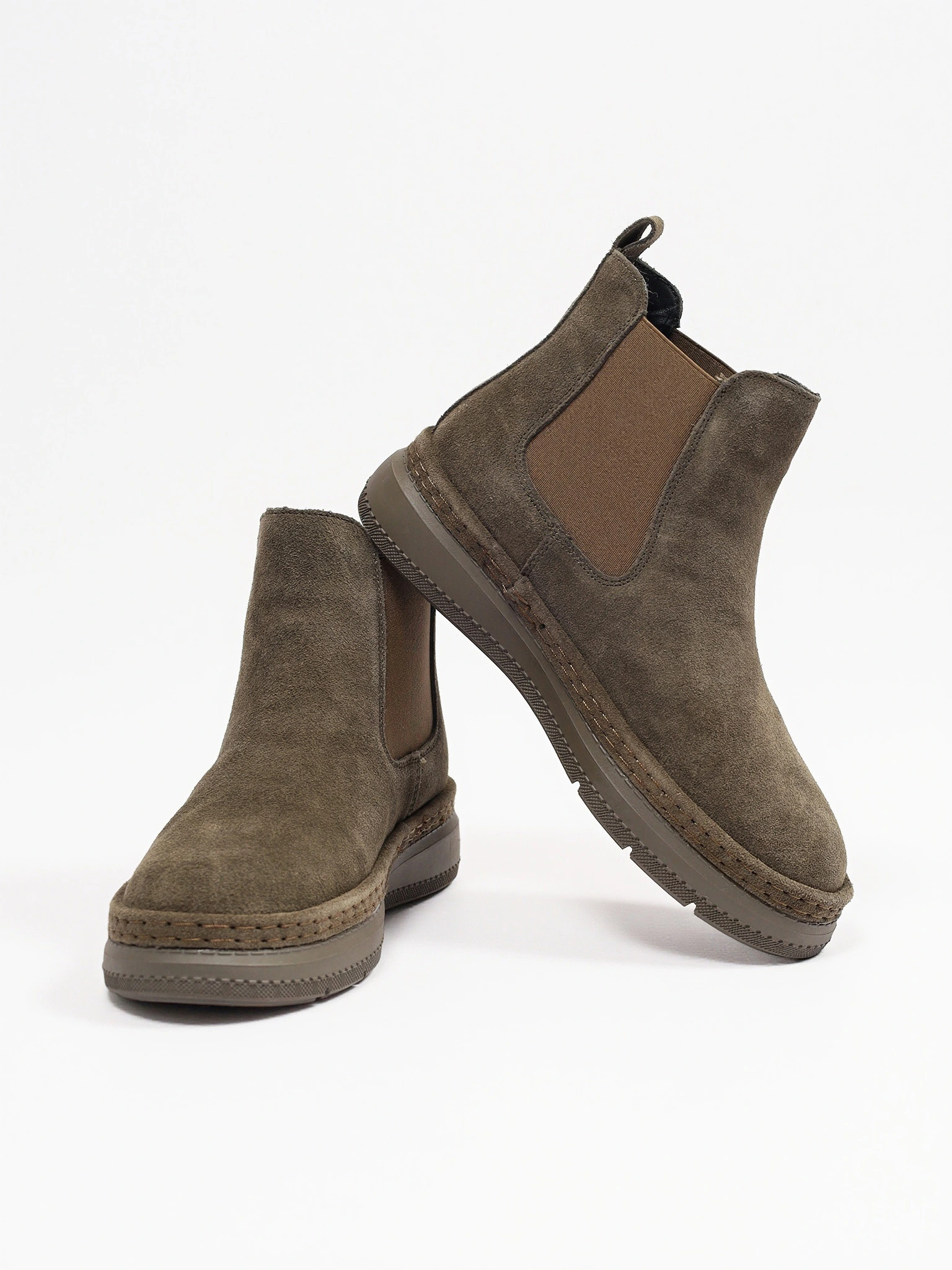 Ботинки-челси цвета хаки из натуральной замши на низкой подошве